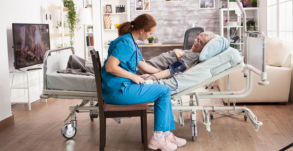 opiekun medyczny i pacjent w gabinecie