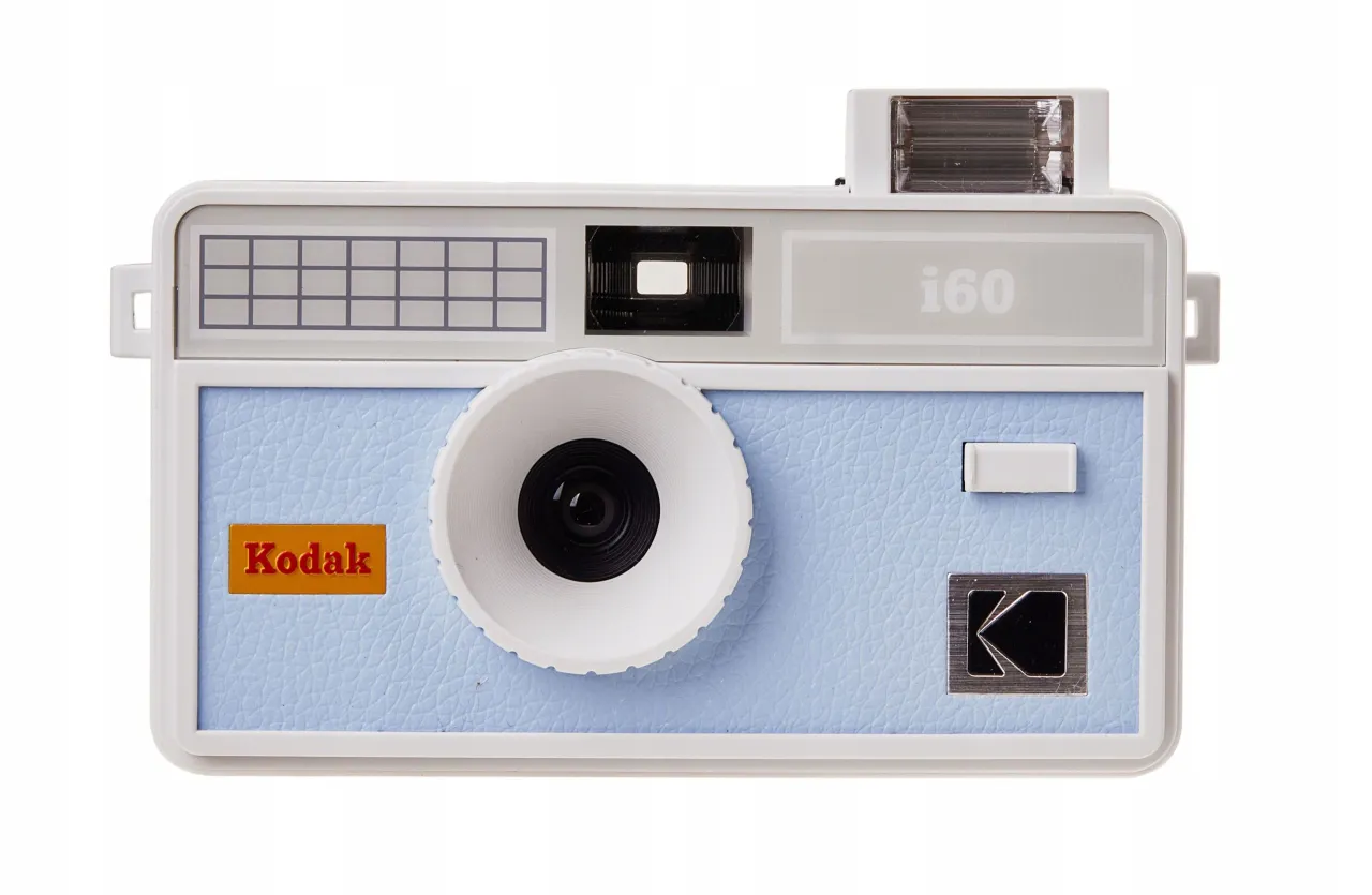 aparat analogowy z otwartą klapką i kliszą