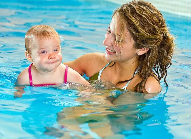 Szczęśliwe niemowlę w wodzie z rodzicem