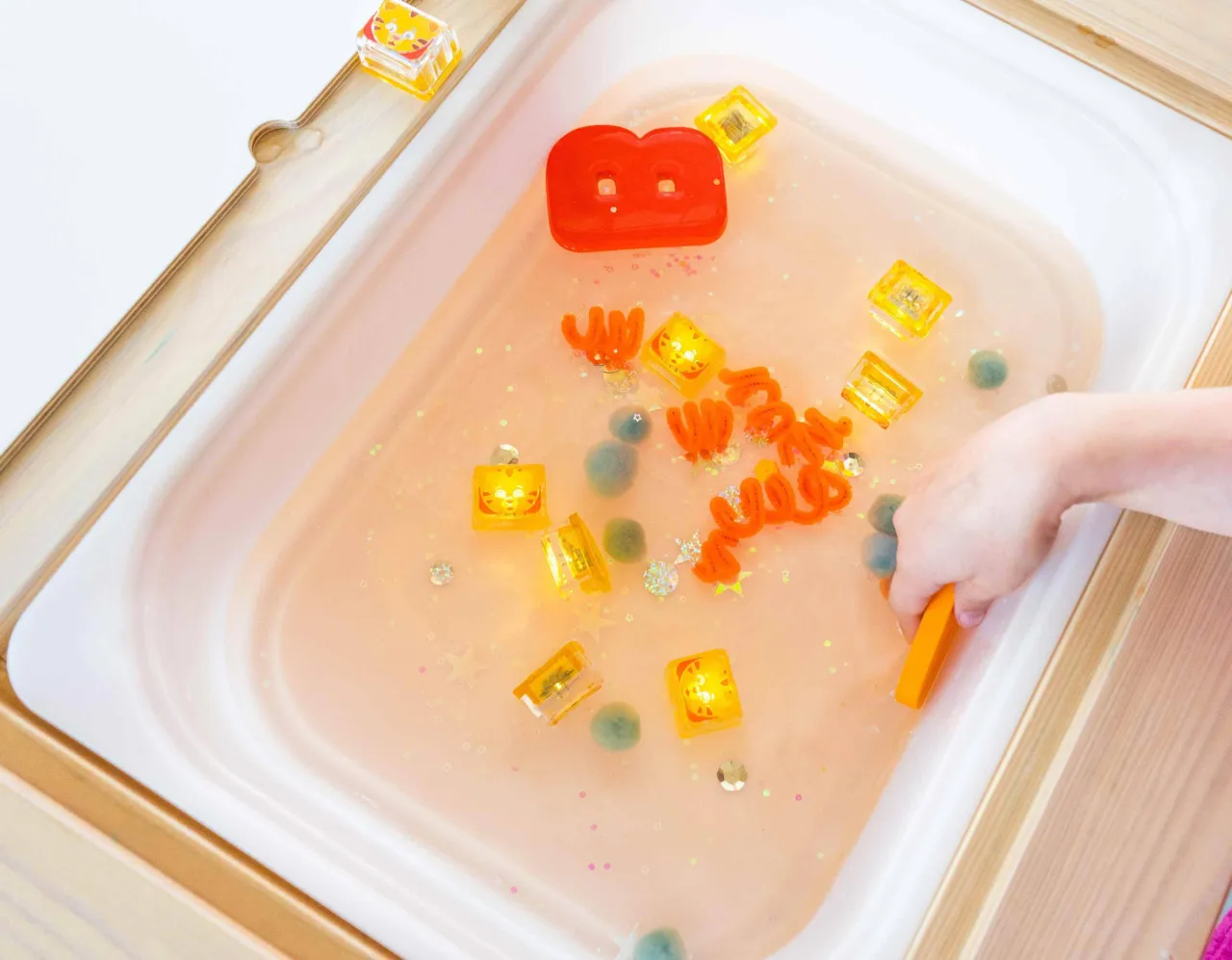 czyszczenie drewnianej kostki sensorycznej