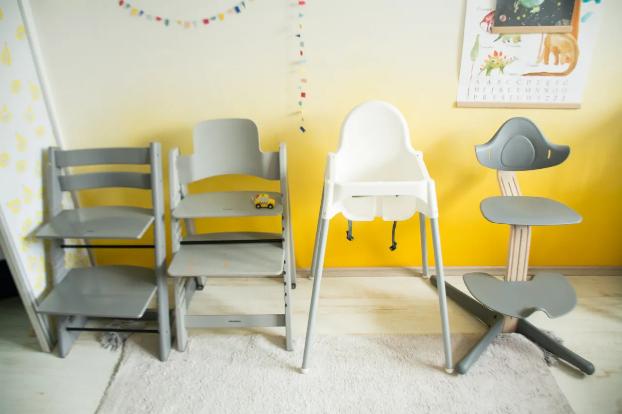 krzesła rosnące z dzieckiem por&oacute;wnanie Stokke Nomi Childhome