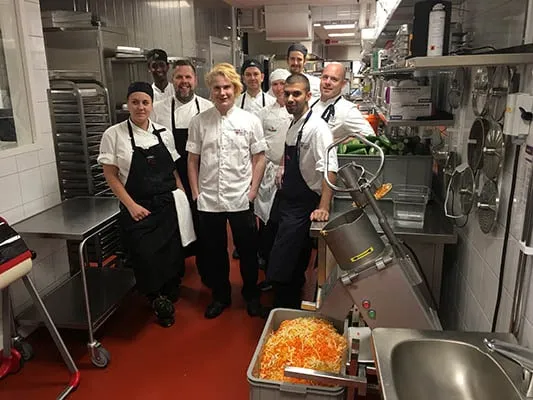 Professionelle K&uuml;che oder gl&uuml;ckliche Mitarbeiter Gastronomie