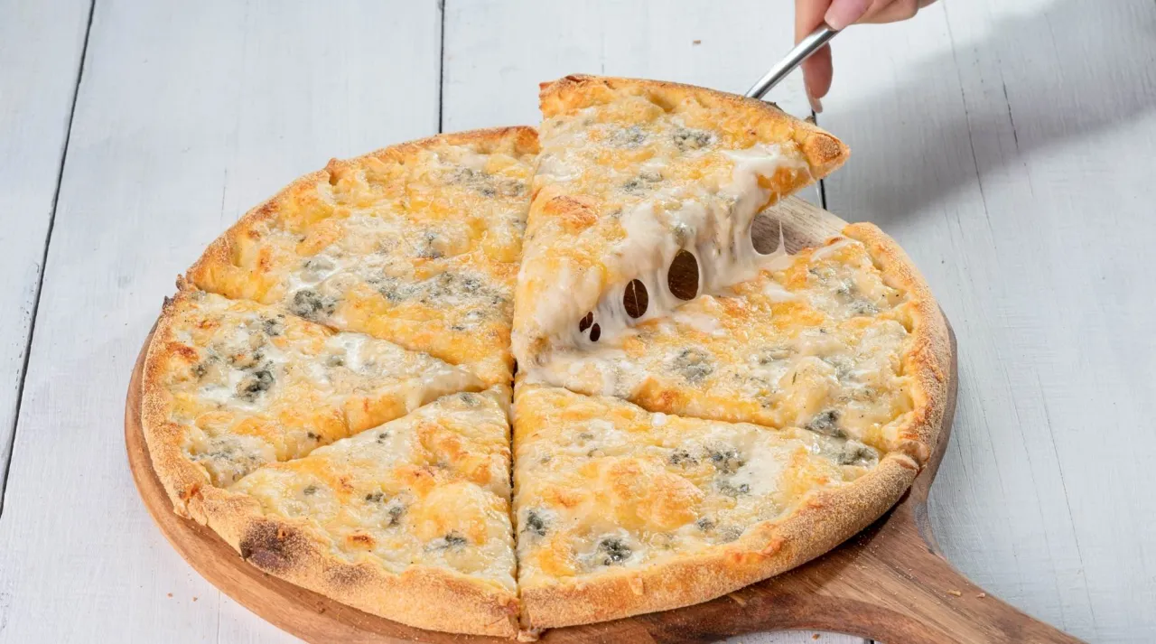 pizza z różnymi rodzajami sera
