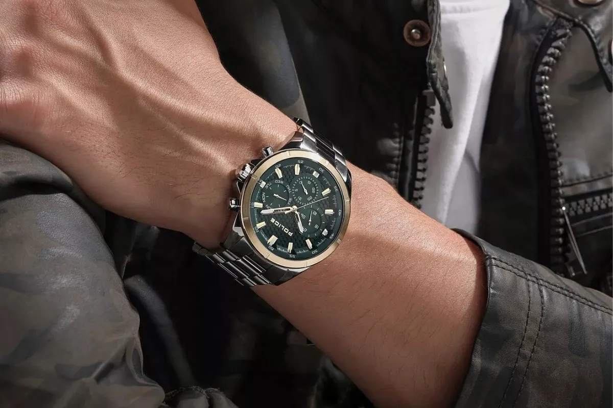 Męski zegarek Police z zieloną tarczą i złotymi akcentami na stalowej bransolecie. To stylowy dodatek, kt&oacute;ry podkreśli Tw&oacute;j look.