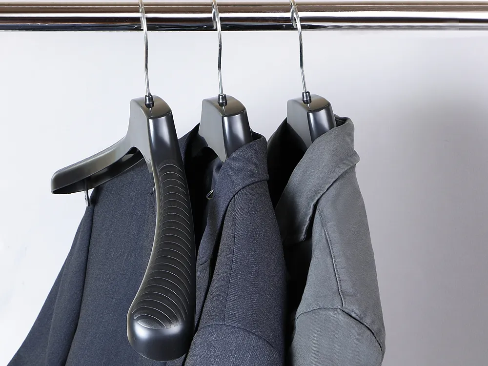 Prawidłowe suszenie marynarki na wieszaku