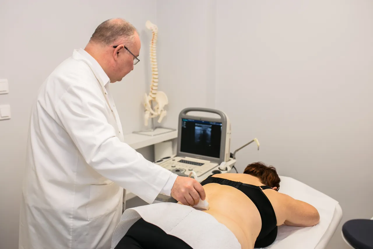 Lekarz neurochirurg w prywatnym gabinecie rozmawiający z pacjentem, nowoczesne wnętrze