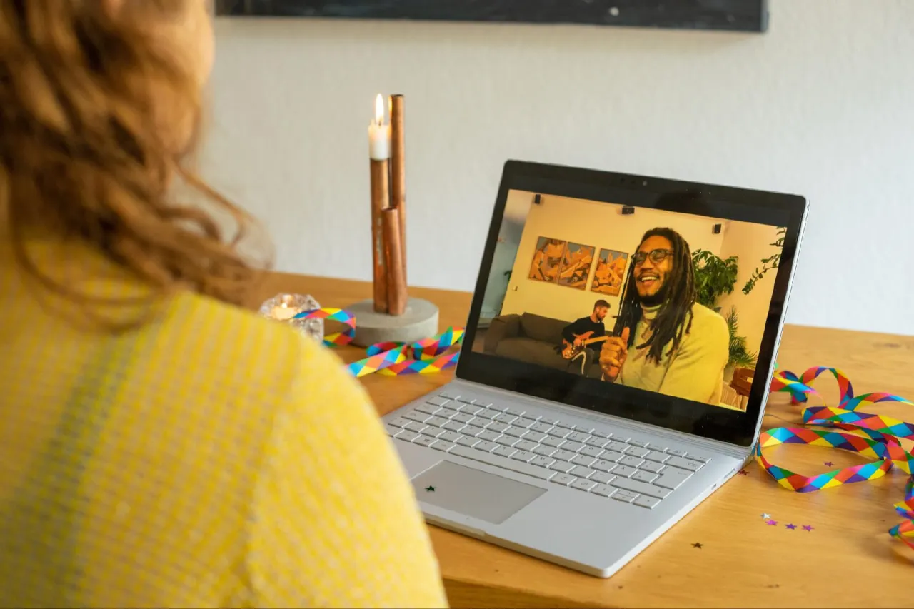 Person benutzt Laptop f&uuml;r Online-Musikerkennung