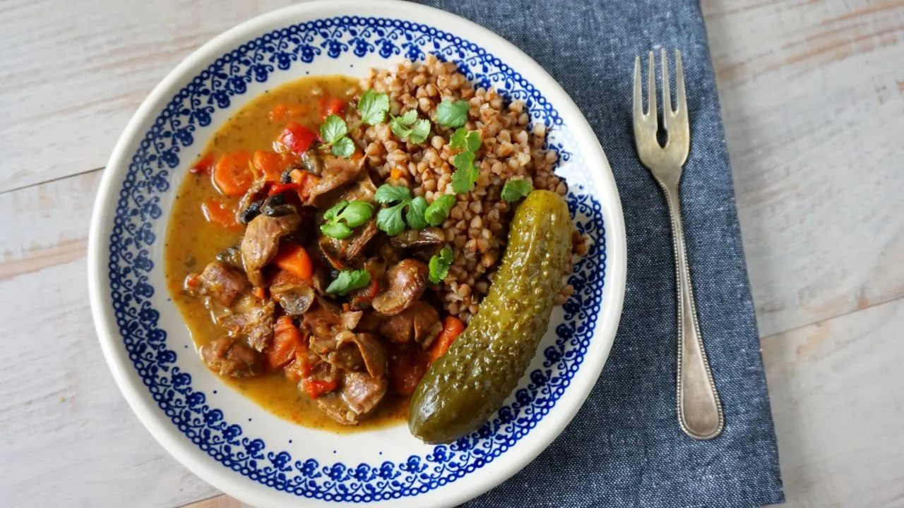 gulasz z żołądków drobiowych z kaszą gryczaną i ogórkiem kiszonym