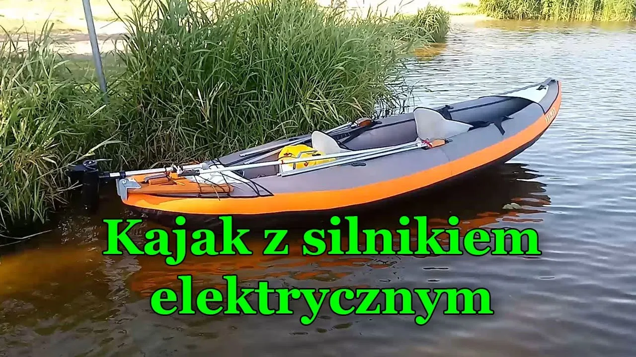 kajak z silnikiem elektrycznym na wodzie