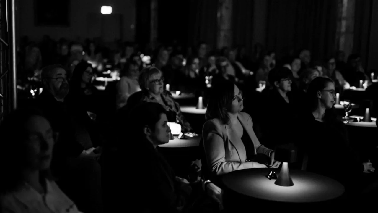 Widownia w ciemności, skupiona na scenie. Czekają na najlepsze spektakle komediowe, by wspólnie się pośmiać.