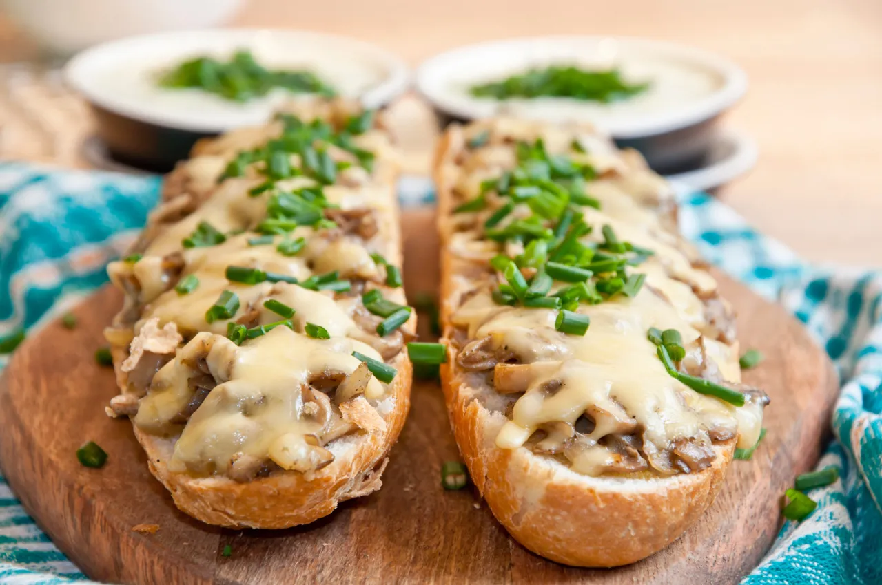 Zapiekanka z pieczarkami składniki i gotowa zapiekanka