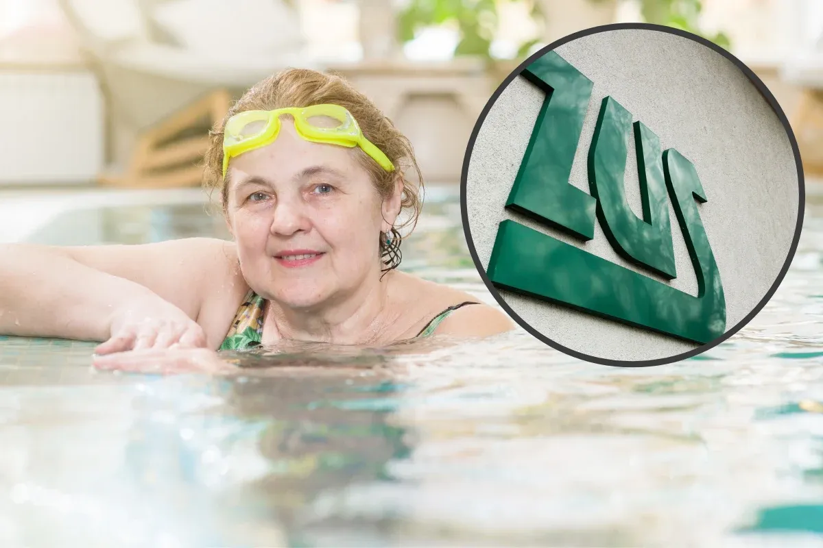 Uśmiechnięta kobieta w goglach w basenie, obok logo ZUS. Dowiedz się, jak wyjechać do sanatorium.
