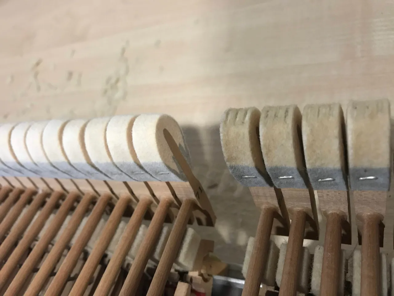 mechanizm młoteczkowy fortepianu schemat