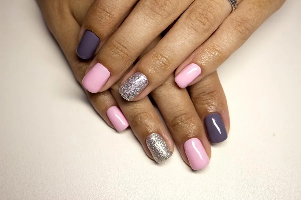 klasyczne paznokcie do srebrnej sukienki