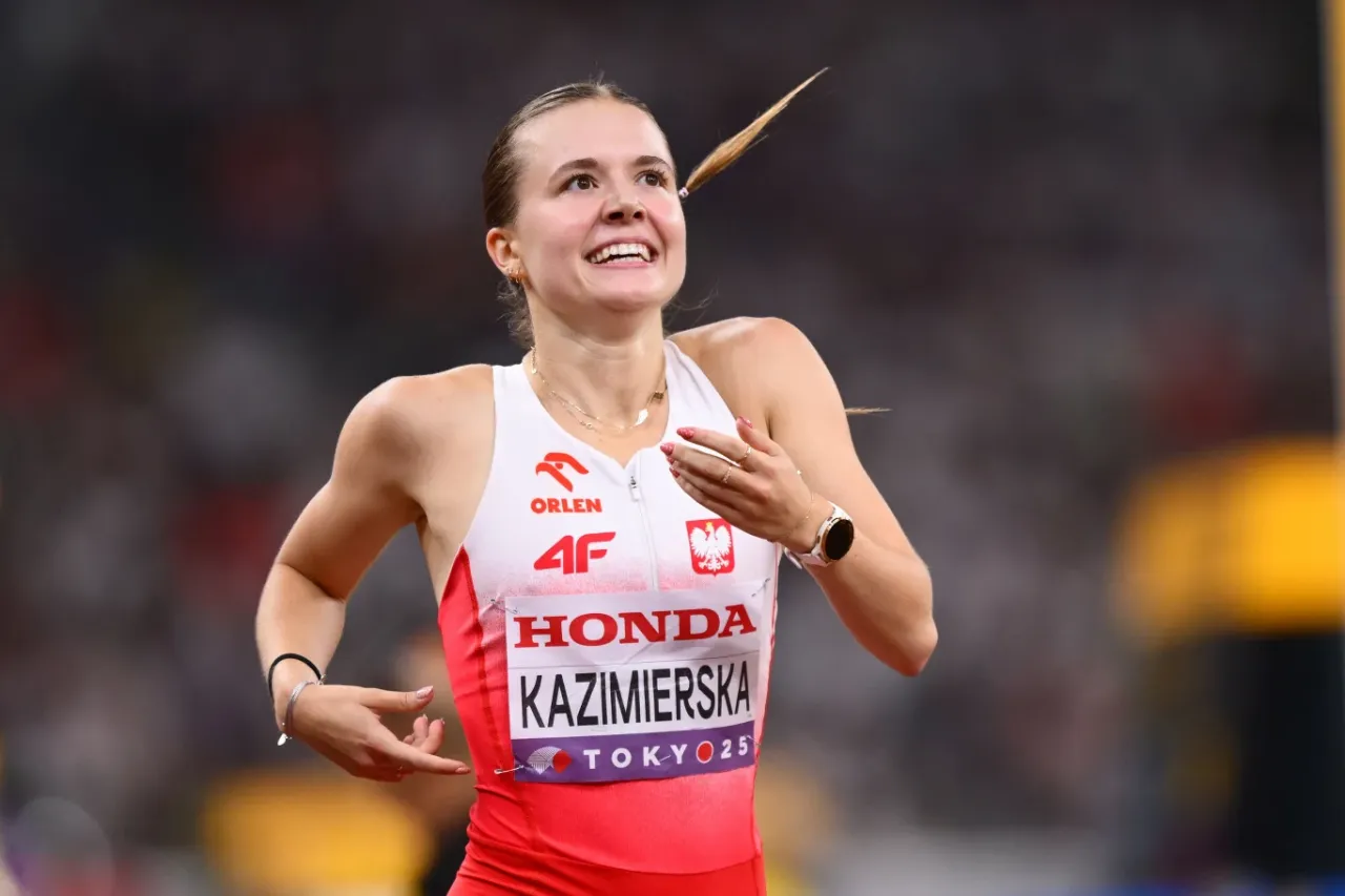 Kobieta biegnąca na bieżni z uśmiechem