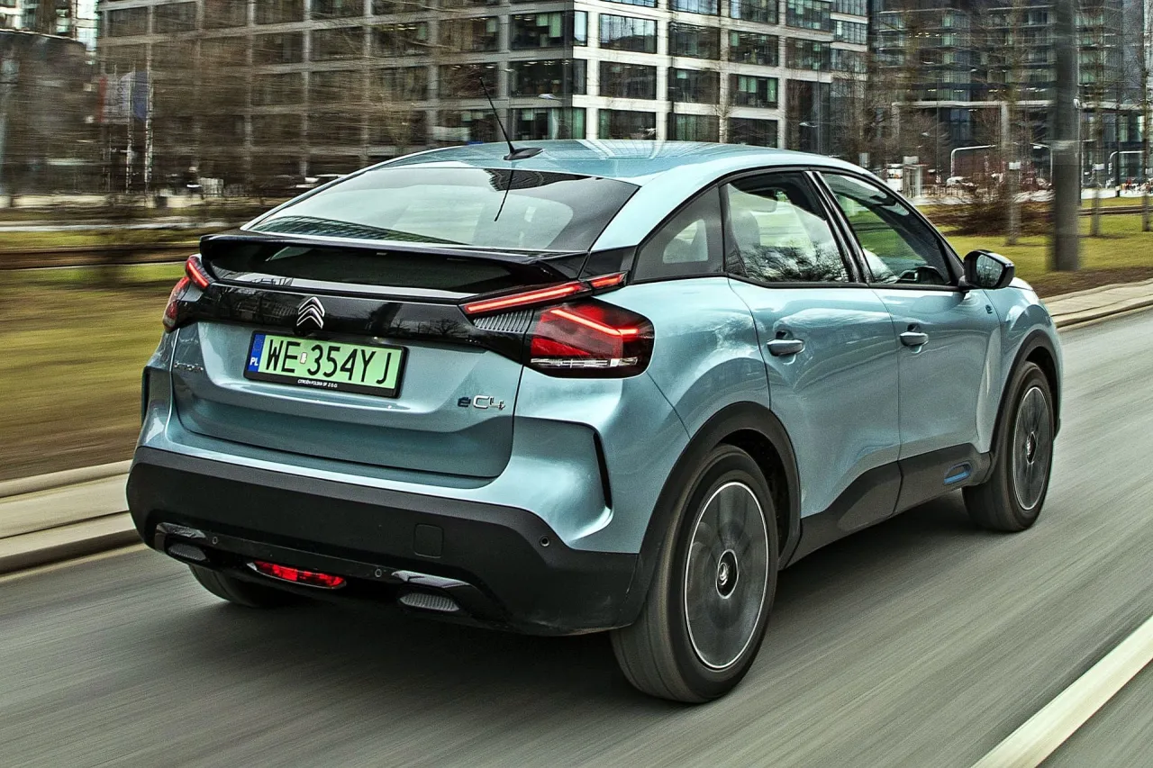 Błękitny Citroen C4 jedzie po drodze. Zastanawiasz się nad jego pojemnością baku?
