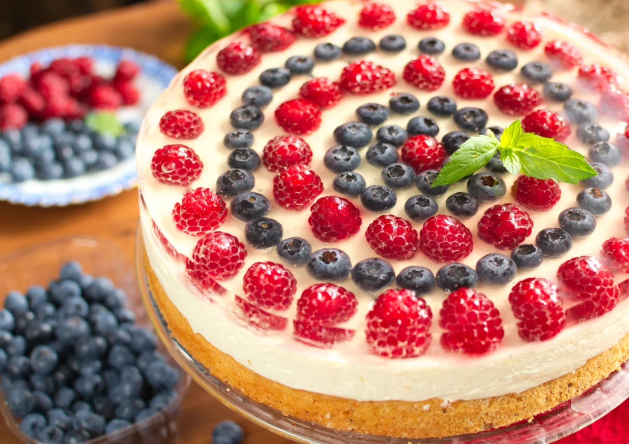 apetyczny sernik na zimno z galaretką i owocami