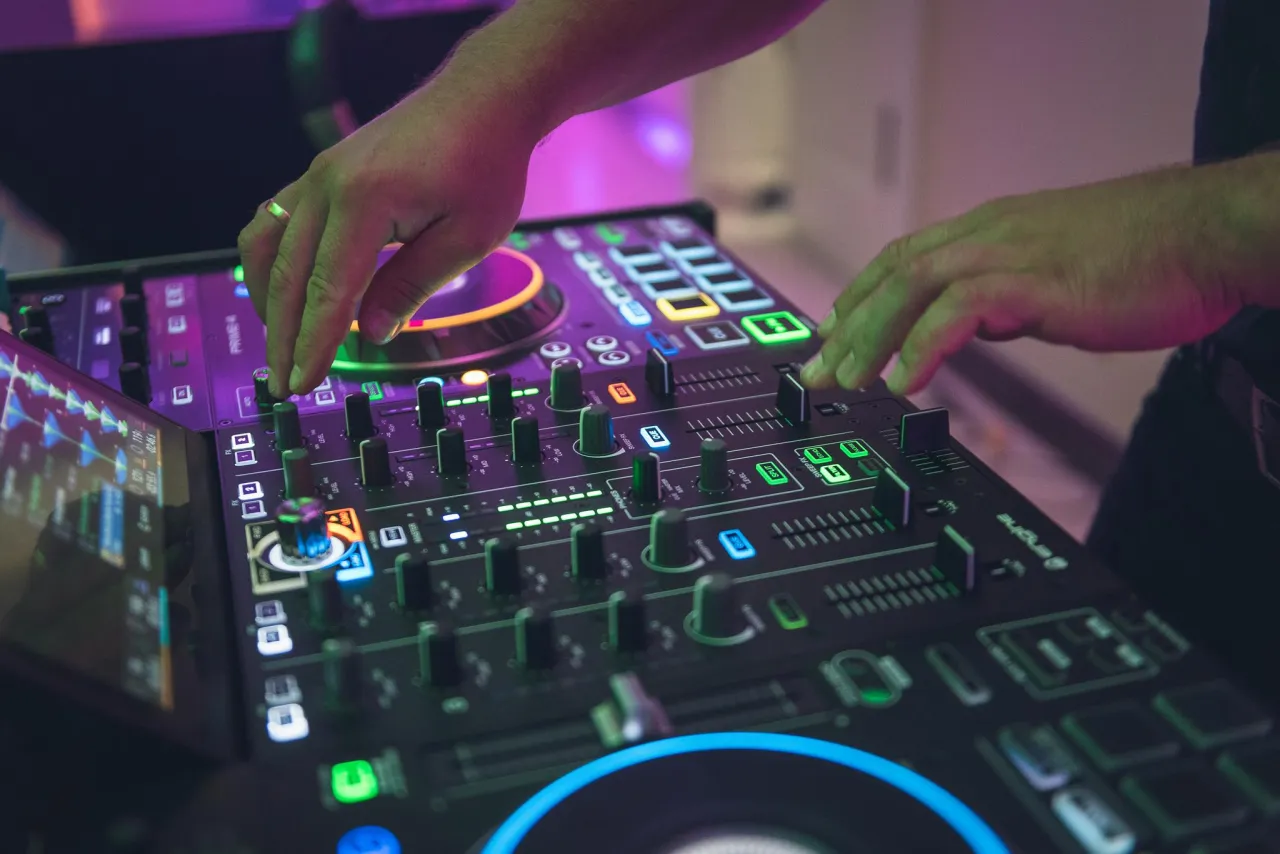 dj na imprezie z kolumnami aktywnymi w r&oacute;żnych ustawieniach