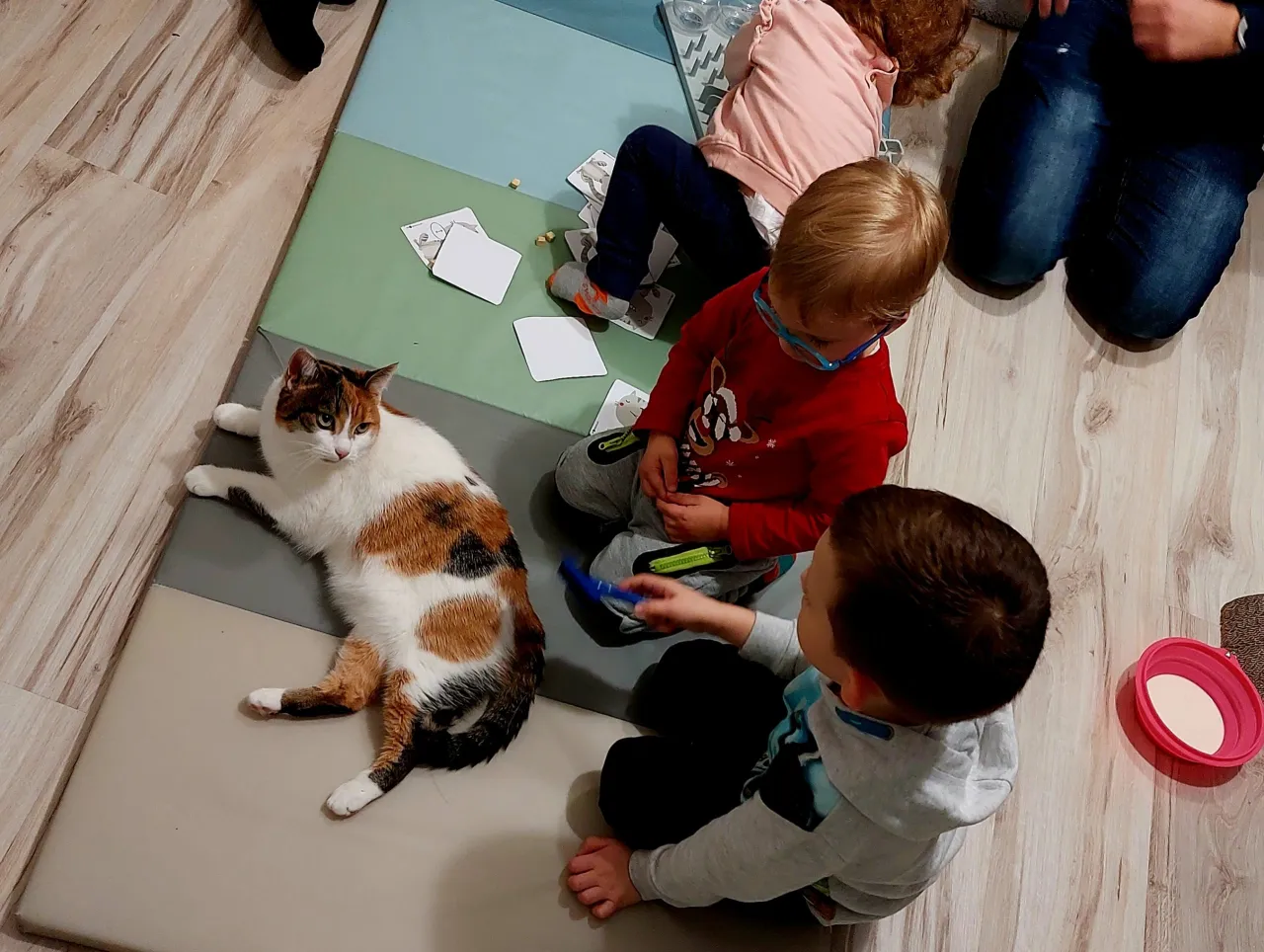 Uśmiechnięte dziecko naśladujące kota