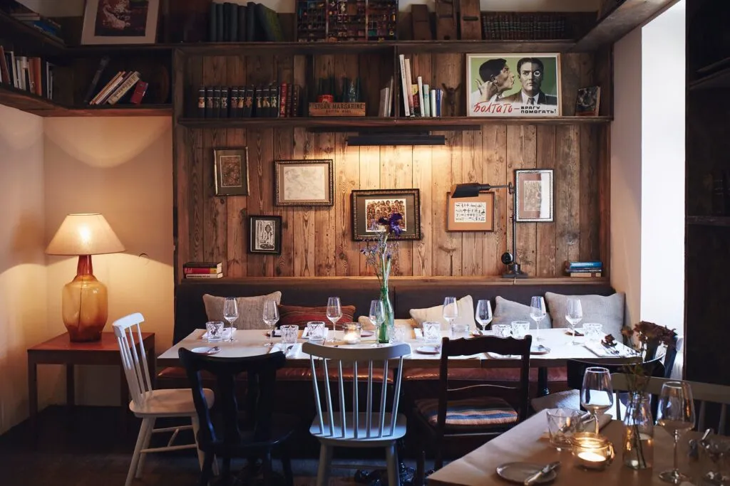 Gem&uuml;tliches Restaurant-Interieur mit Vintage-M&ouml;beln und einzigartiger Atmosph&auml;re