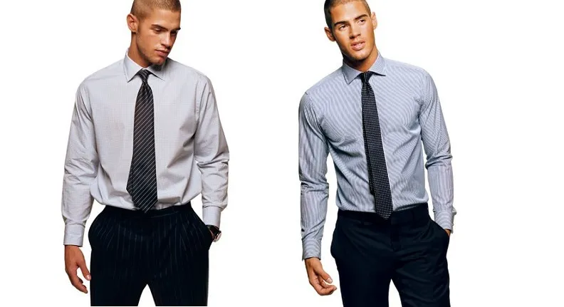 Mężczyzna w źle dobranej koszuli pod marynarką (np. krótki rękaw, zlewające się kolory)