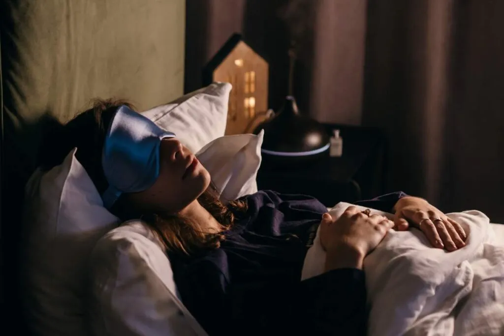 Osoba śpiąca spokojnie, ashwagandha na sen