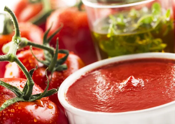 r&oacute;żne rodzaje pomidor&oacute;w do sosu pizza pelati passata koncentrat