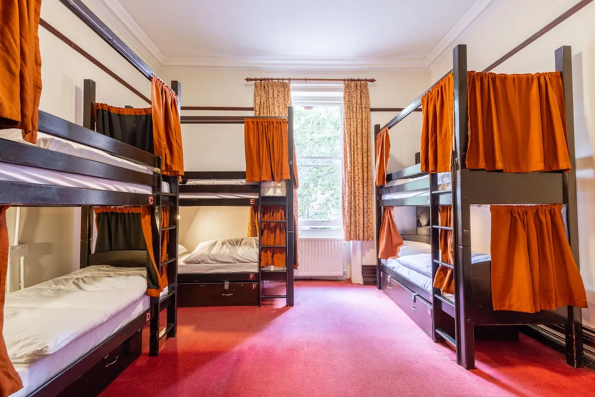 Hostel w Londynie wnętrze pokoju wieloosobowego