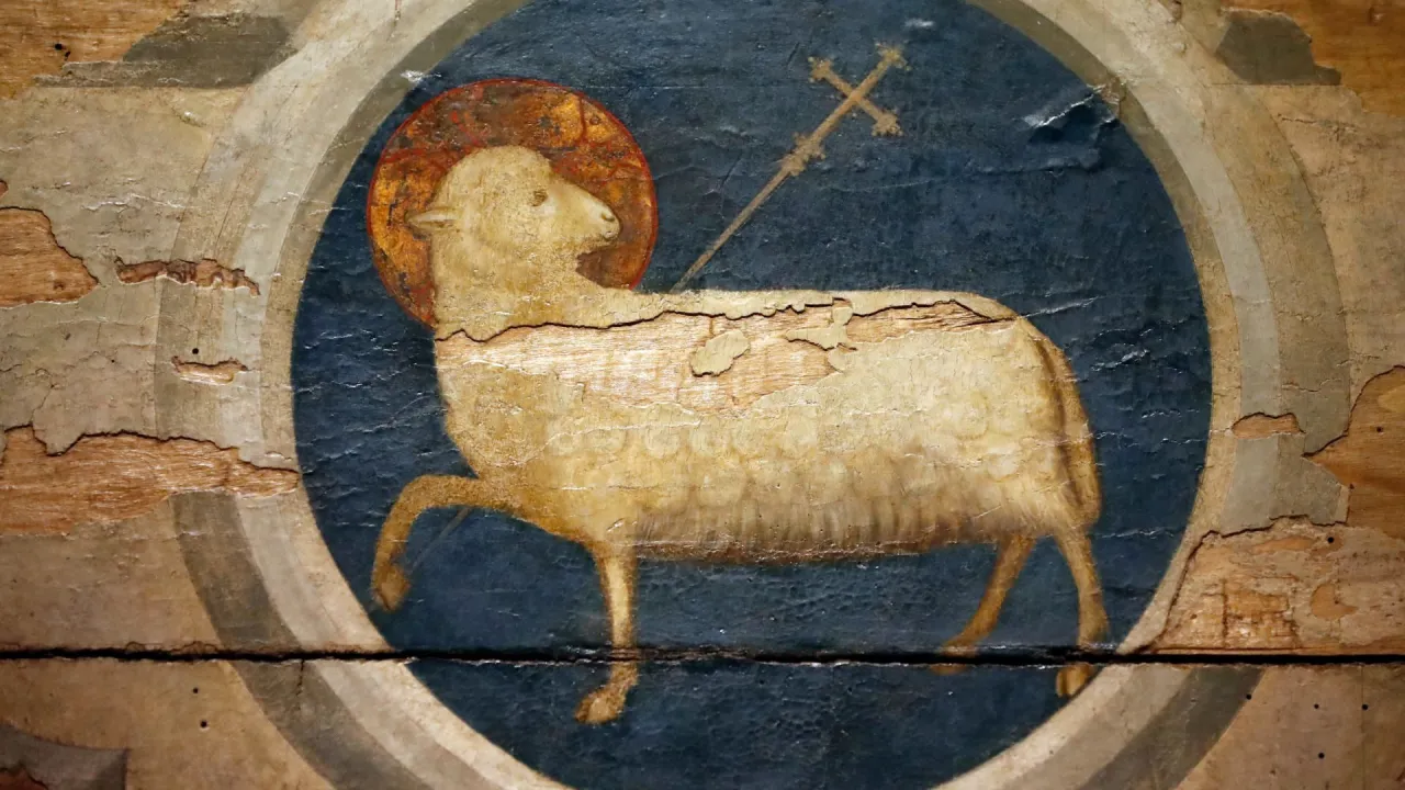Baranek z krzyżem i aureolą, symbol ofiary i zmartwychwstania, wyjaśnia, dlaczego baranek jest symbolem Wielkanocy.