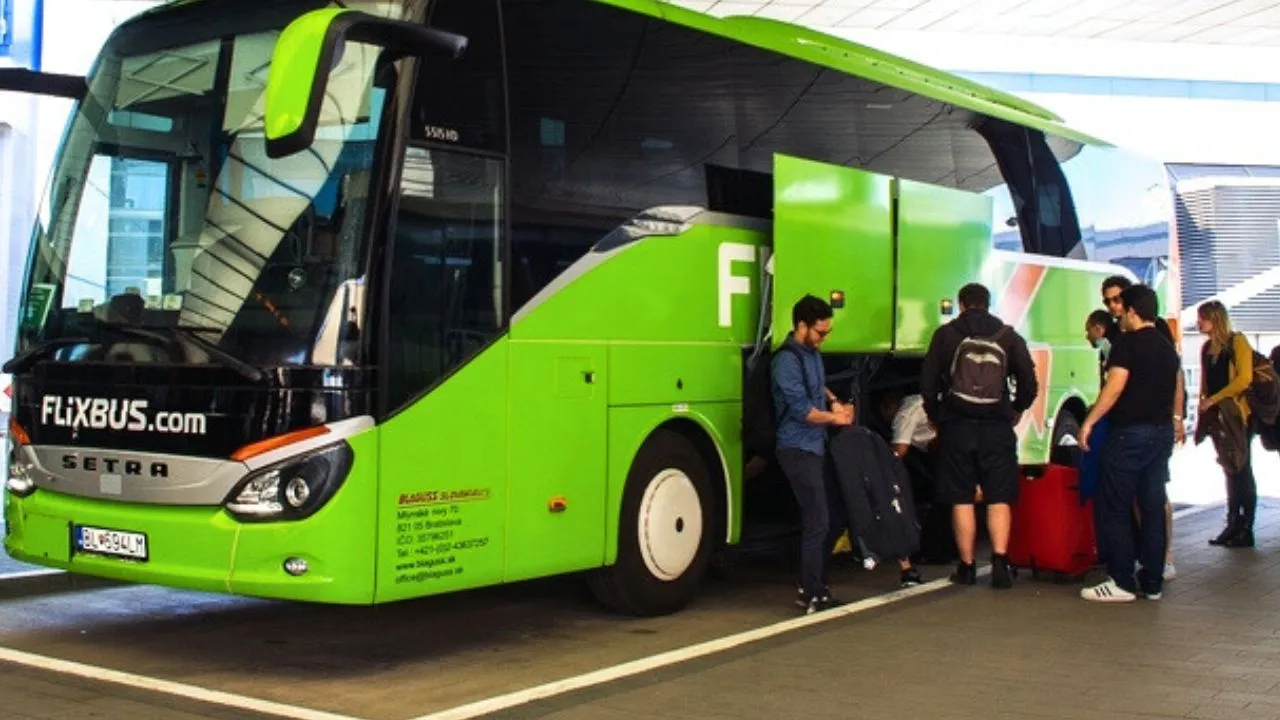 Autobus Flixbus na dworcu, ludzie wchodzący do autobusu