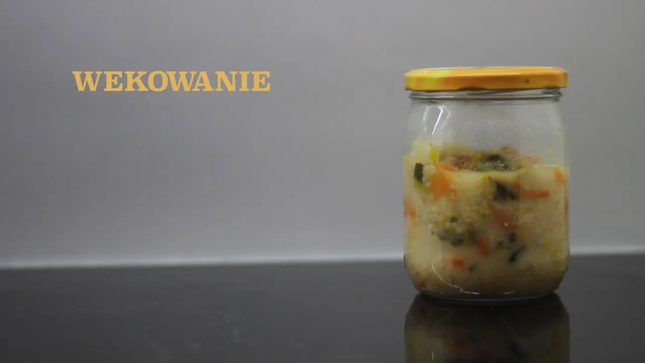 zepsuta zupa w słoiku, spleśniała zupa, wypukłe wieczko słoika