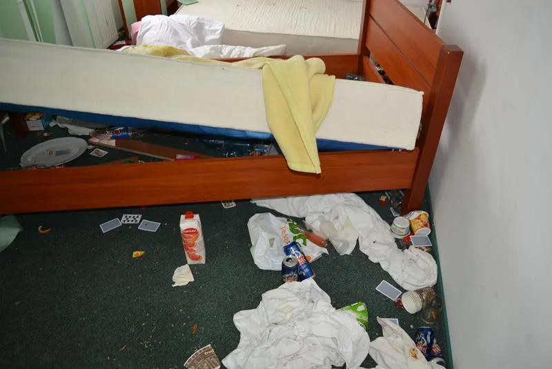 zniszczony pokój hotelowy uszkodzenia