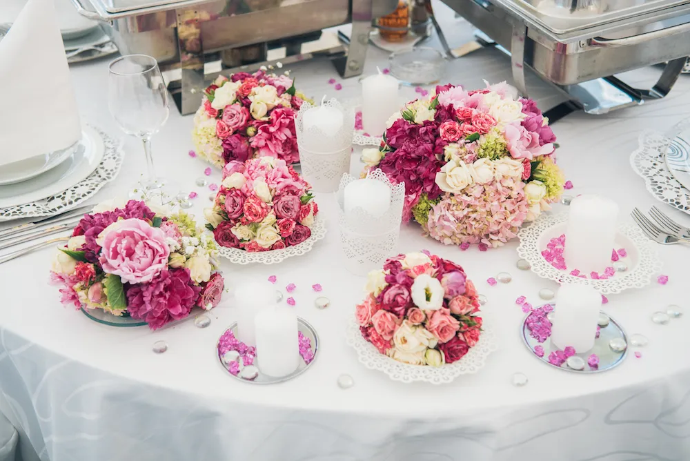 niskie dekoracje centralne na okrągły st&oacute;ł