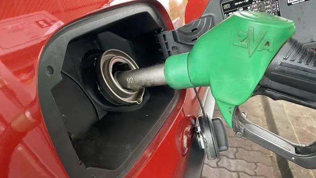 tankowanie samochodu pod korek