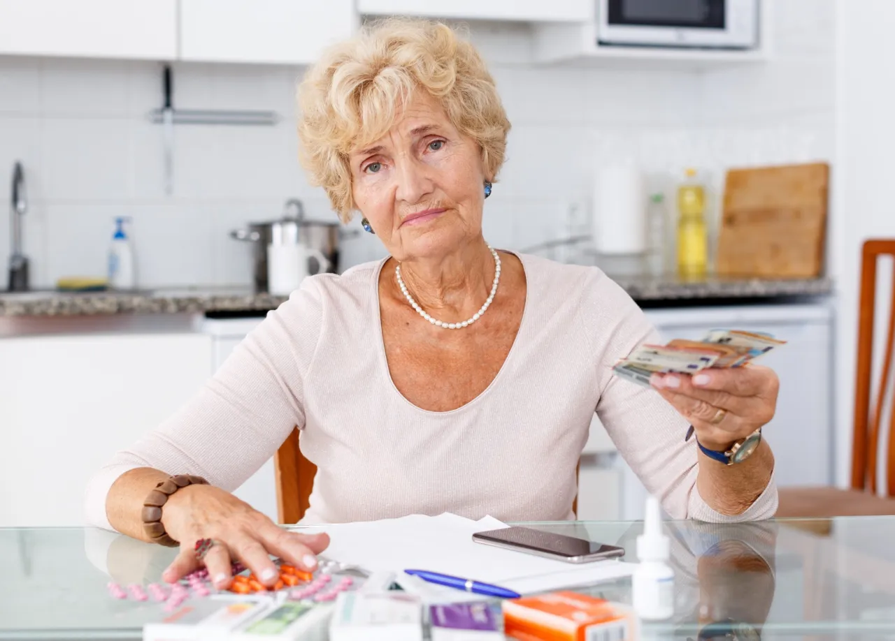 osoba starsza czytająca dokumenty, ulga podatkowa, leki