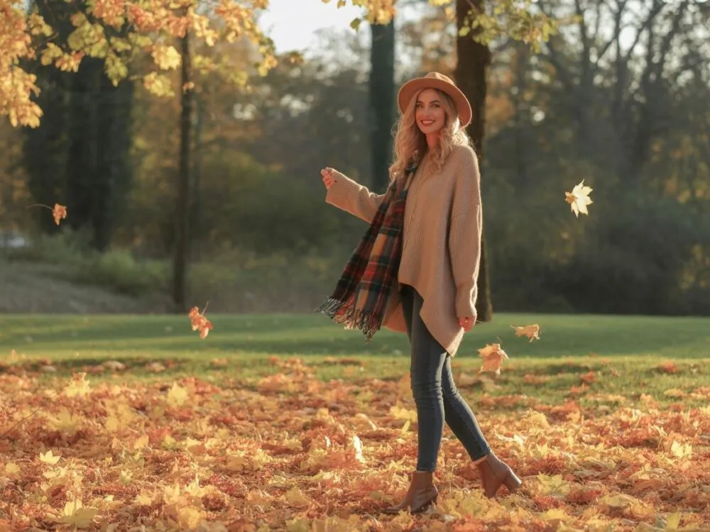 kobieta w warstwowej stylizacji jesiennej z różnymi fakturami