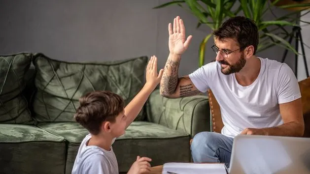 rodzic rozmawiający z dzieckiem w domu, budowanie relacji