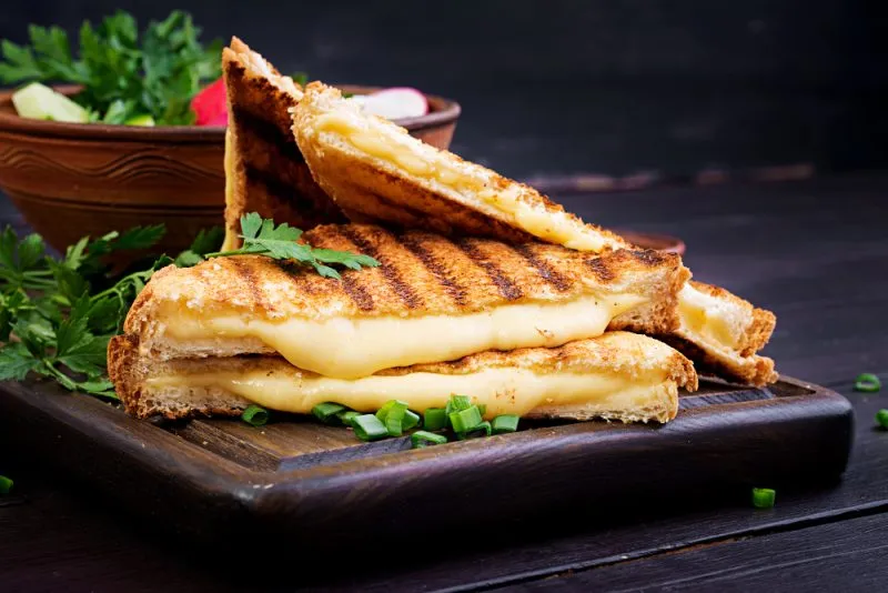 Zdjęcie Ile jeden tost ma kalorii? Odkryj, dlaczego warto znać kaloryczność