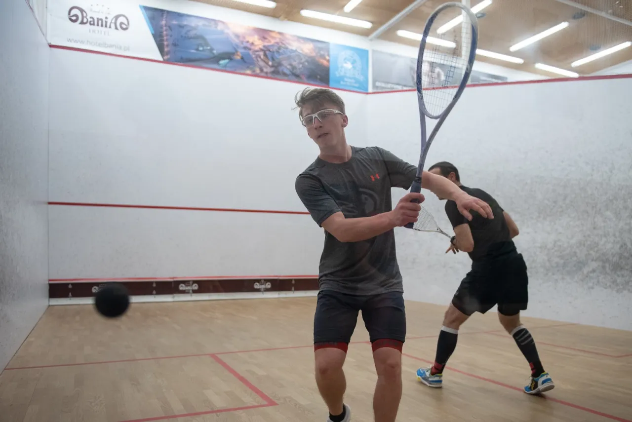 Zdjęcie Squash co to: Poznaj zasady i korzyści z gry w ten intensywny sport