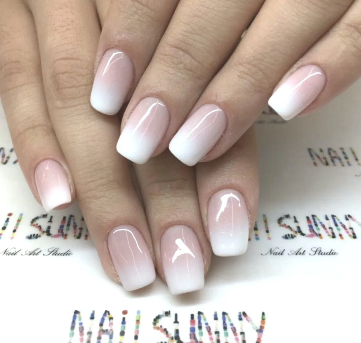 Zdjęcie Co to jest manicure ombre? Odkryj techniki i trendy w zdobieniu paznokci