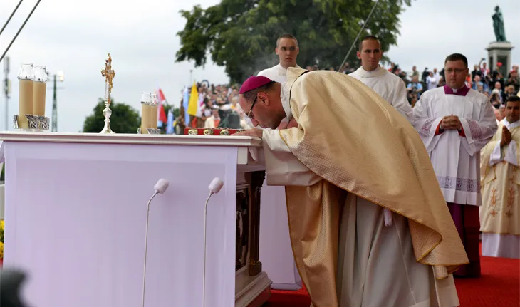 Zdjęcie Aklamacja w kościele: co to jest i jak wpływa na liturgię