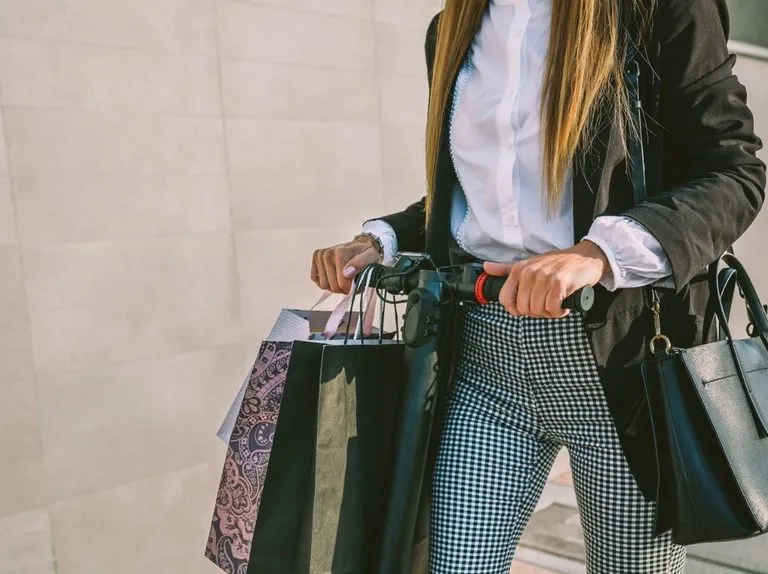 Zdjęcie Stylizacje spodni w kratę damskie, które zachwycą każdą kobietę