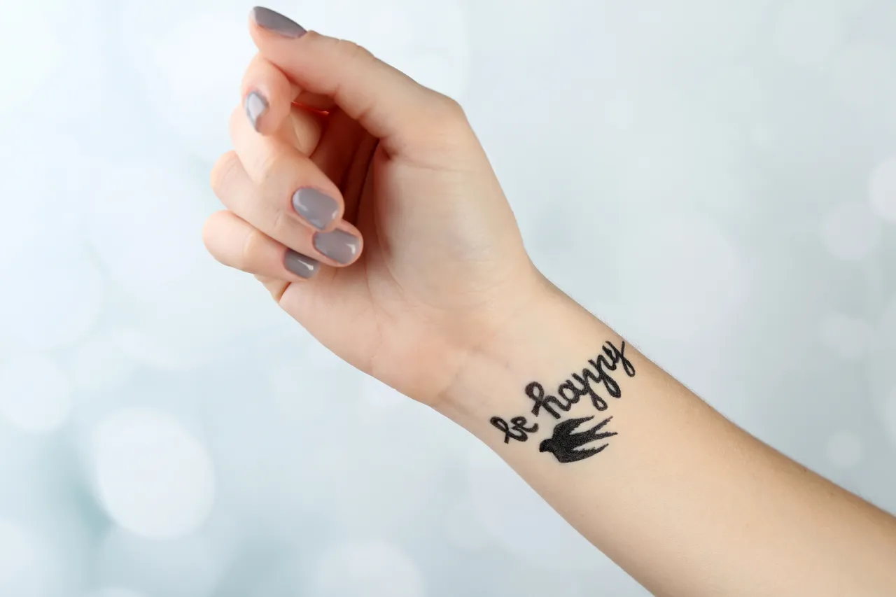 Zdjęcie Czy świeży tatuaż można smarować kremem Nivea? Uważaj na skutki!
