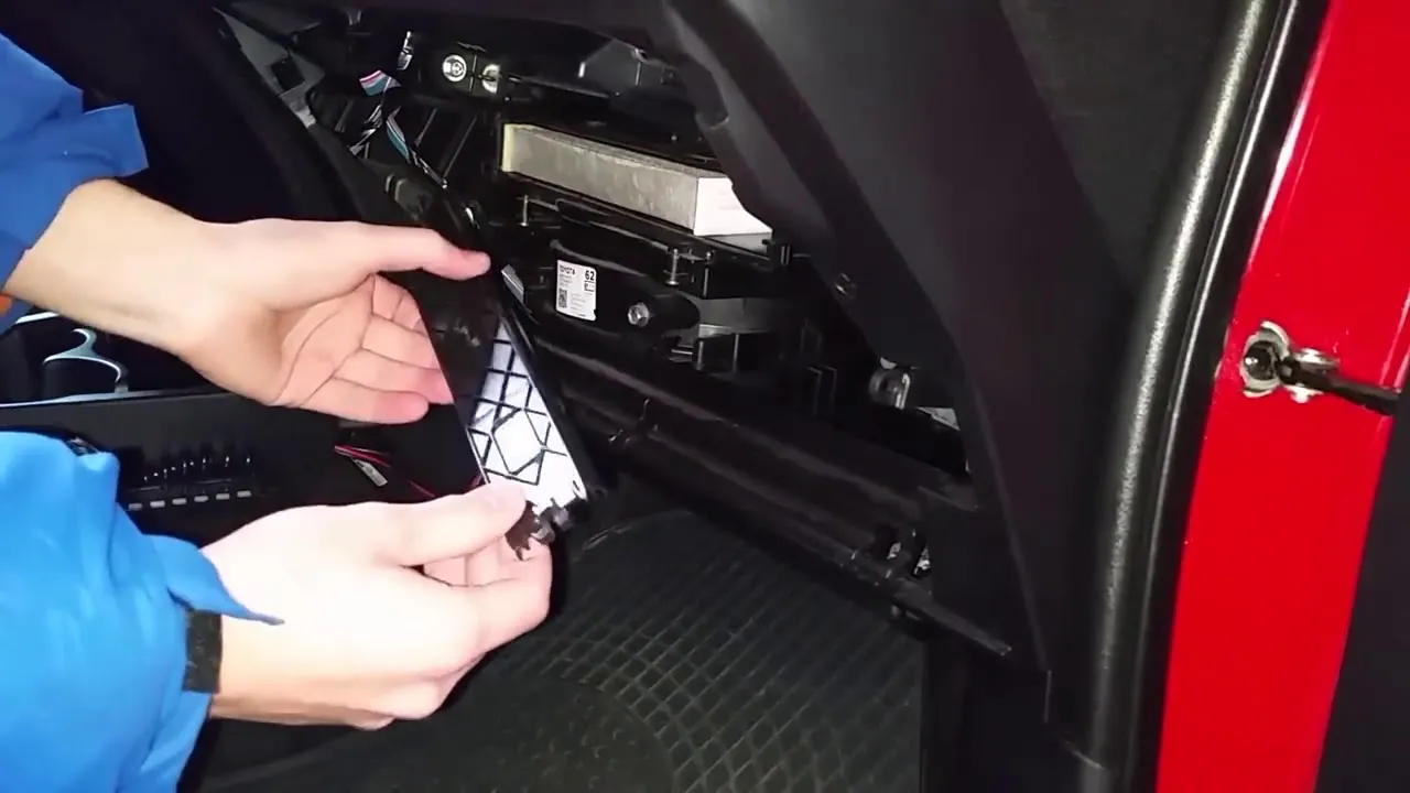 Zdjęcie Gdzie jest filtr kabinowy Toyota Proace? Lokalizacja i wymiana