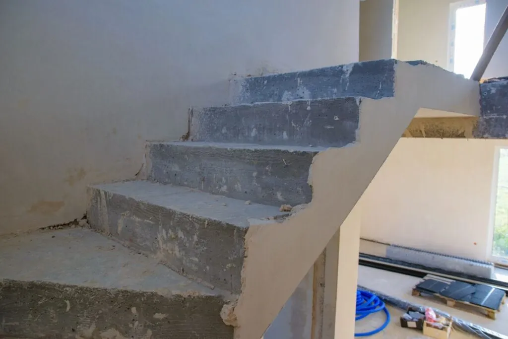 Zdjęcie Jak wyrównać schody betonowe wewnętrzne – krok po kroku i skuteczne porady