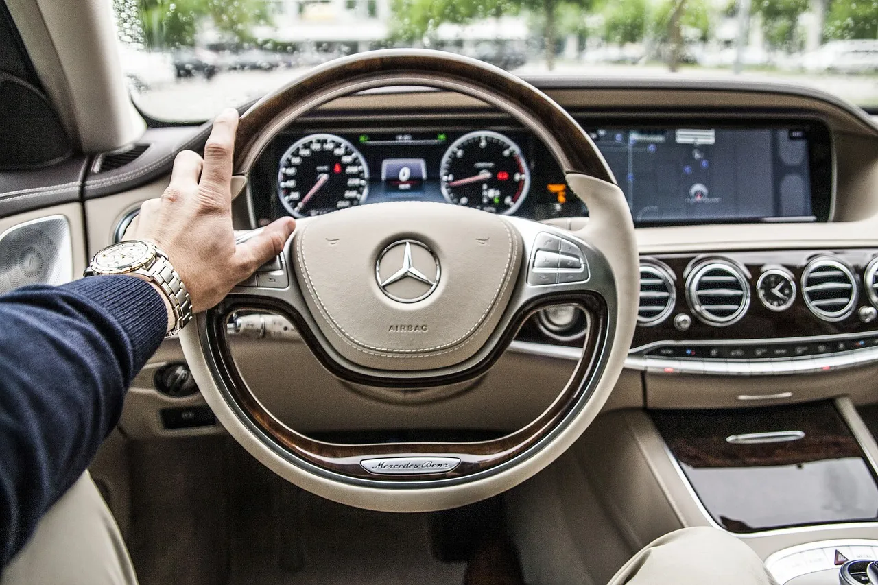 Zdjęcie Ile pali Mercedes C klasa 2.0 benzyna? Sprawdź realne spalanie!