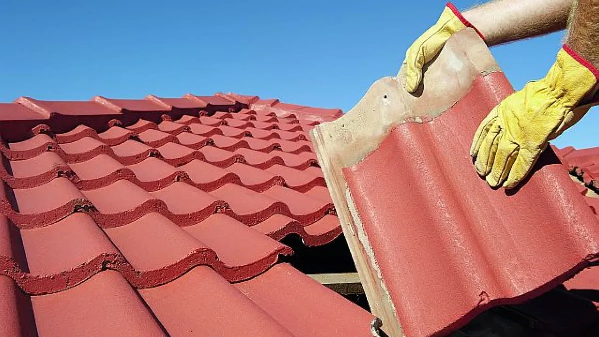 Zdjęcie Kompletny poradnik jak naprawić dach z dachówki: 8 prostych kroków naprawy