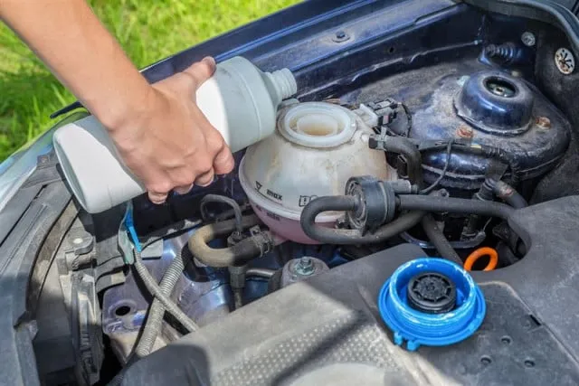 Zdjęcie Jak bezpiecznie dolać płyn chłodniczy w Toyocie Corolli - poradnik