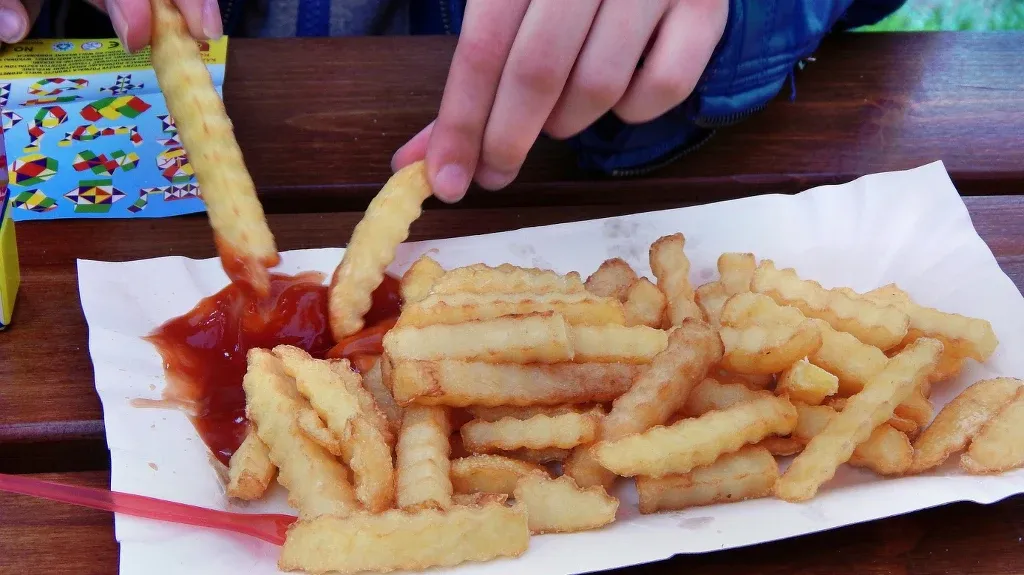 Zdjęcie Czy frytki są ciężkostrawne? Odkryj, jak uniknąć problemów trawiennych