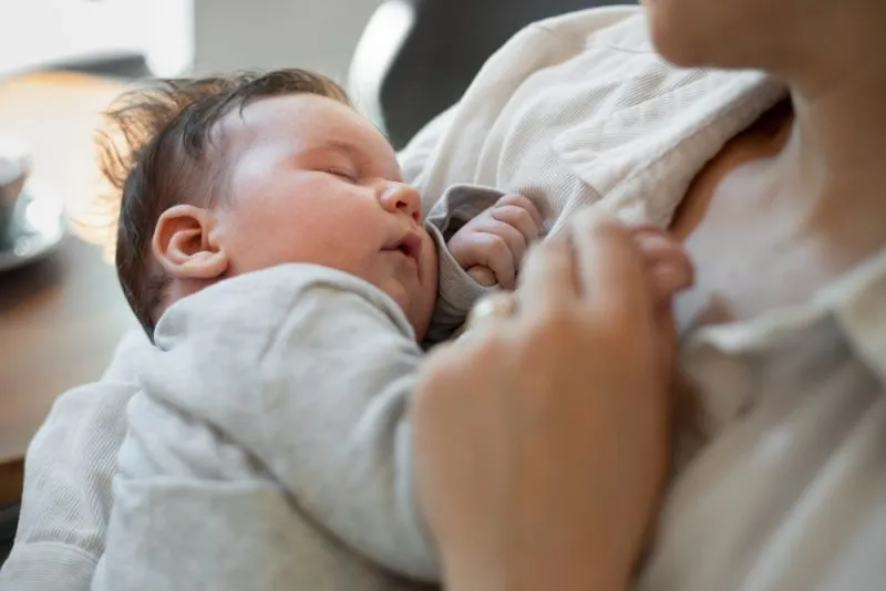 Zdjęcie Czy można jeść chałwę karmiąc piersią? Bezpieczeństwo i skutki